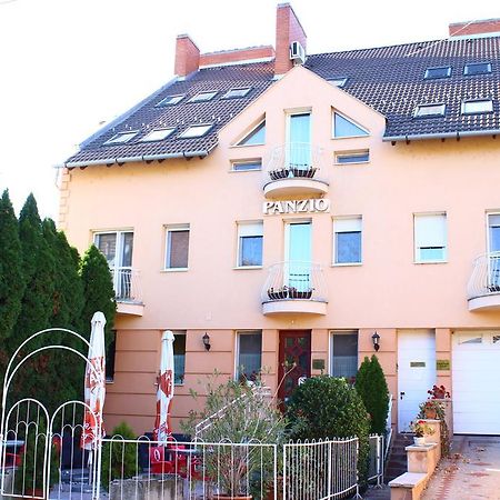 Bed and Breakfast Kálmán Panzió Szeged Esterno foto