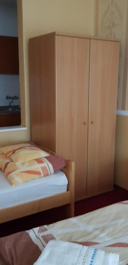 Bed and Breakfast Kálmán Panzió Szeged Esterno foto