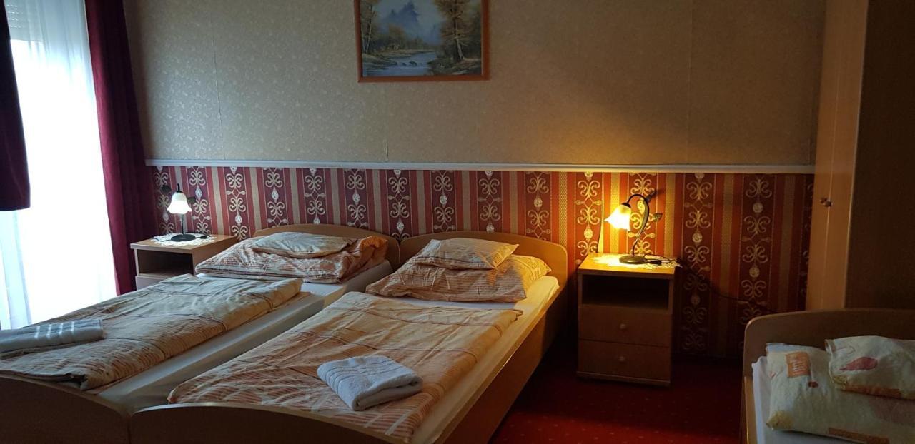 Bed and Breakfast Kálmán Panzió Szeged Esterno foto