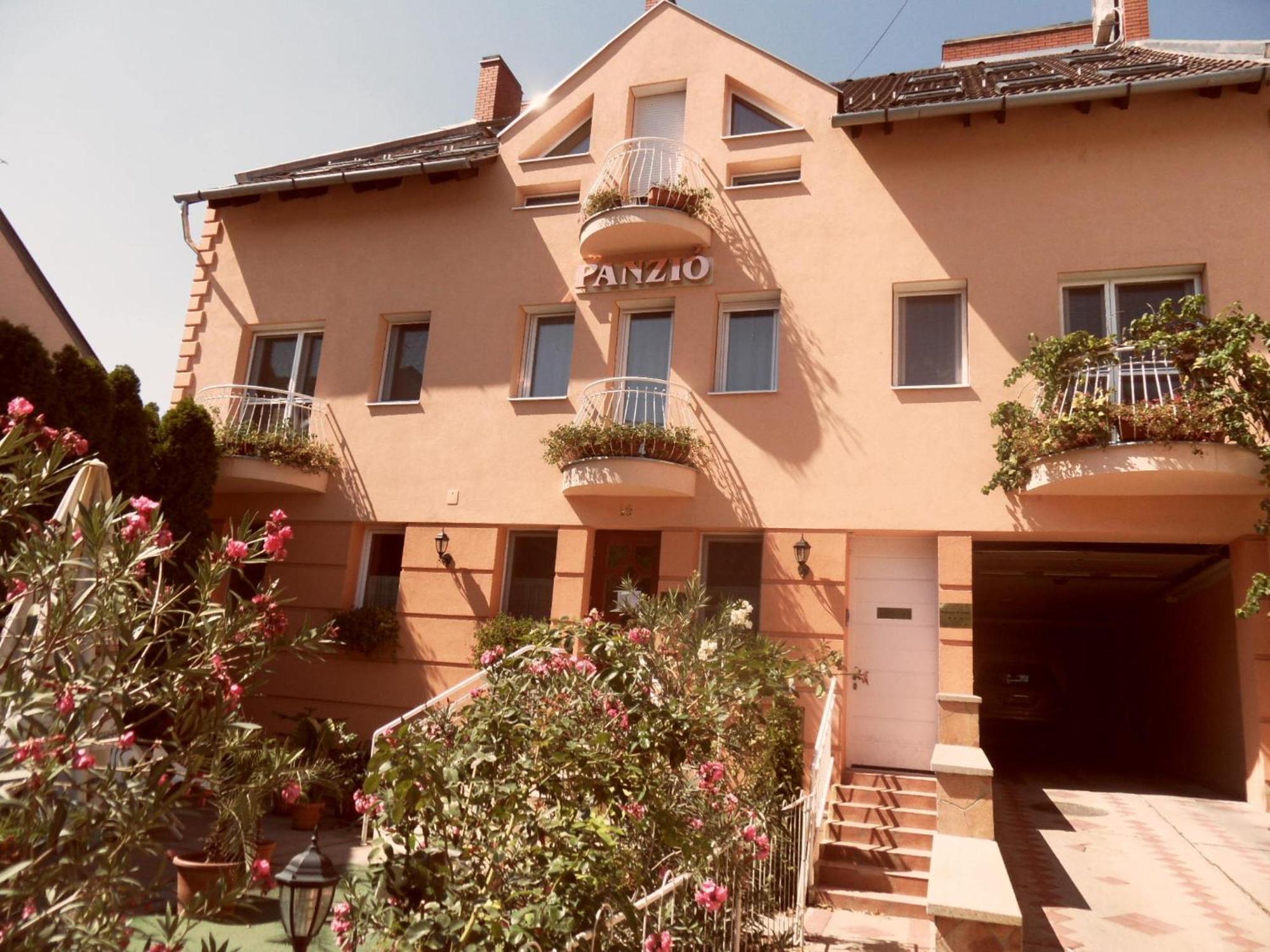Bed and Breakfast Kálmán Panzió Szeged Esterno foto