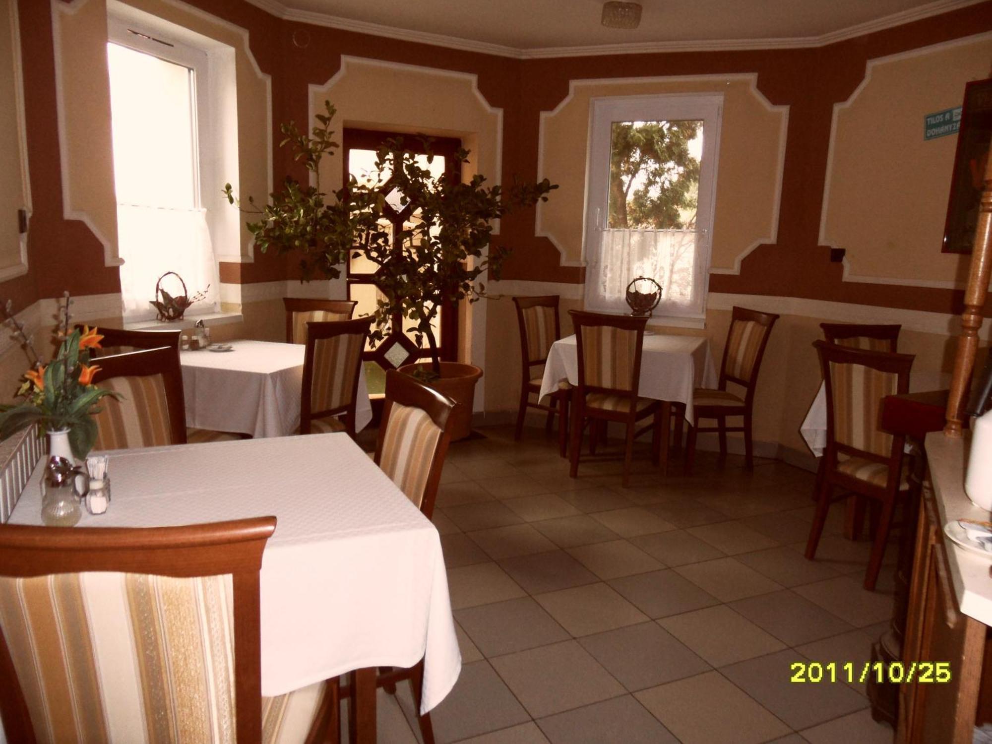 Bed and Breakfast Kálmán Panzió Szeged Esterno foto