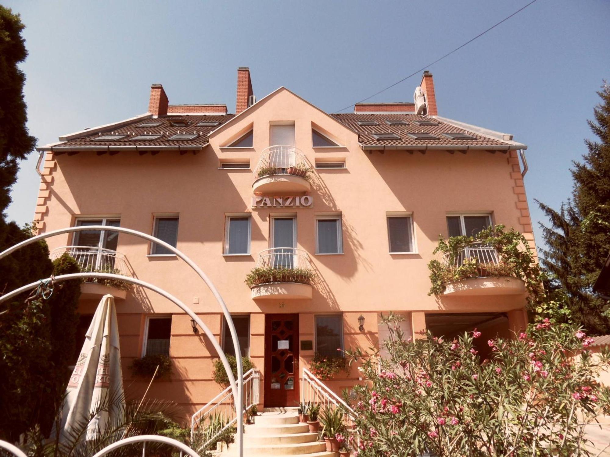 Bed and Breakfast Kálmán Panzió Szeged Esterno foto