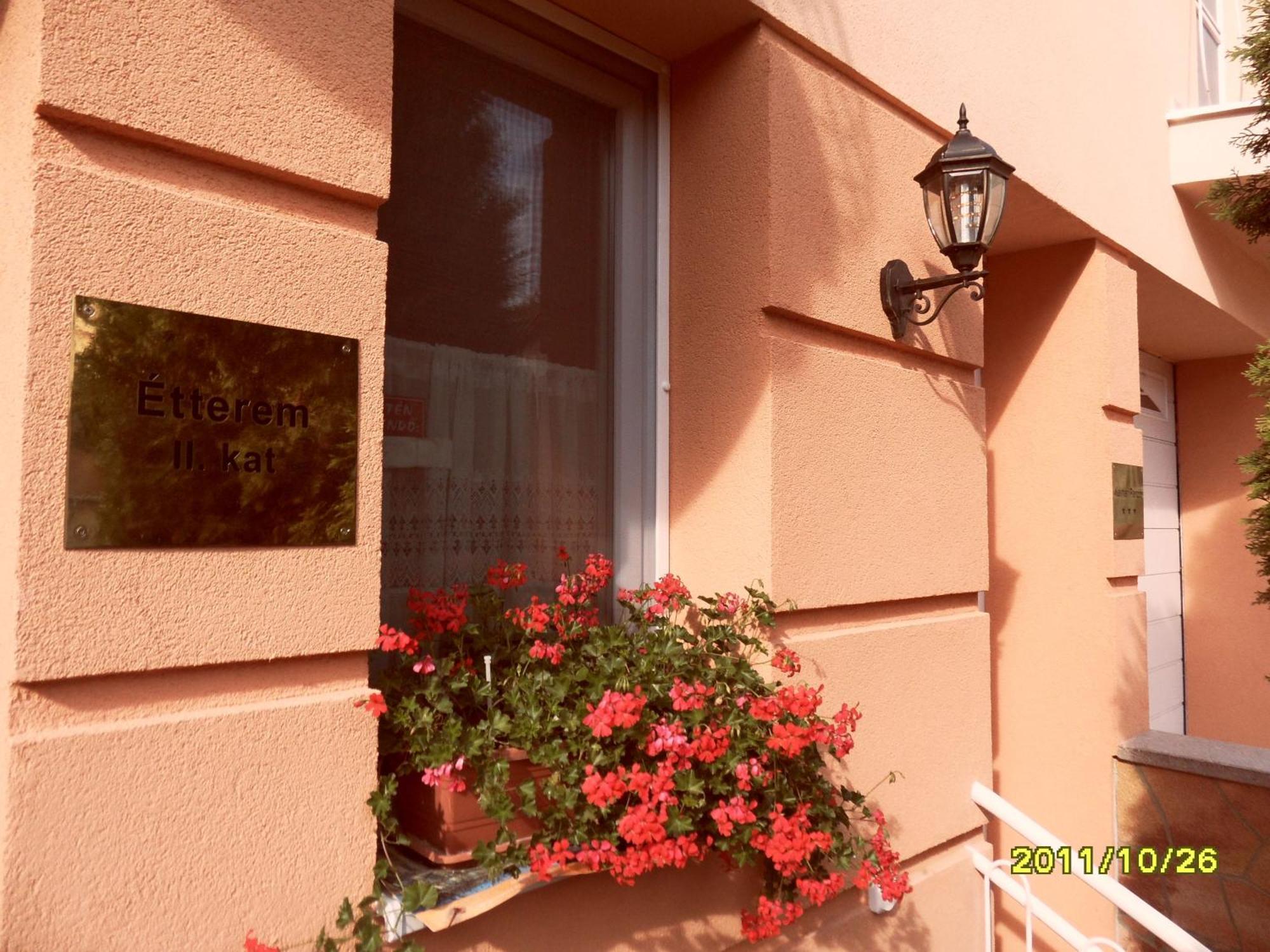 Bed and Breakfast Kálmán Panzió Szeged Esterno foto