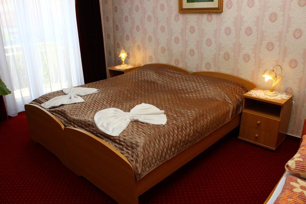 Bed and Breakfast Kálmán Panzió Szeged Esterno foto