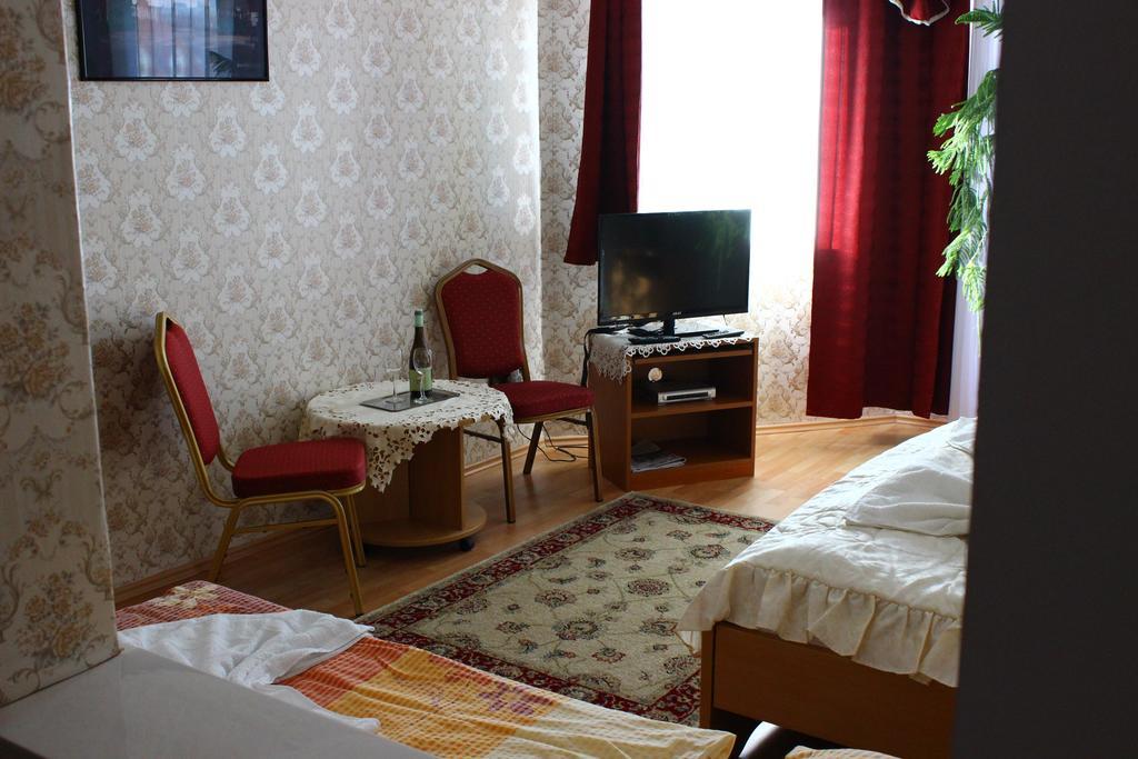 Bed and Breakfast Kálmán Panzió Szeged Esterno foto