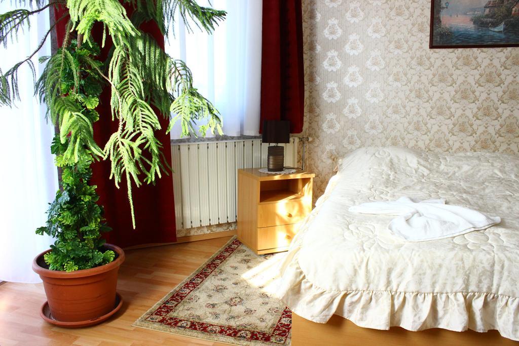 Bed and Breakfast Kálmán Panzió Szeged Esterno foto