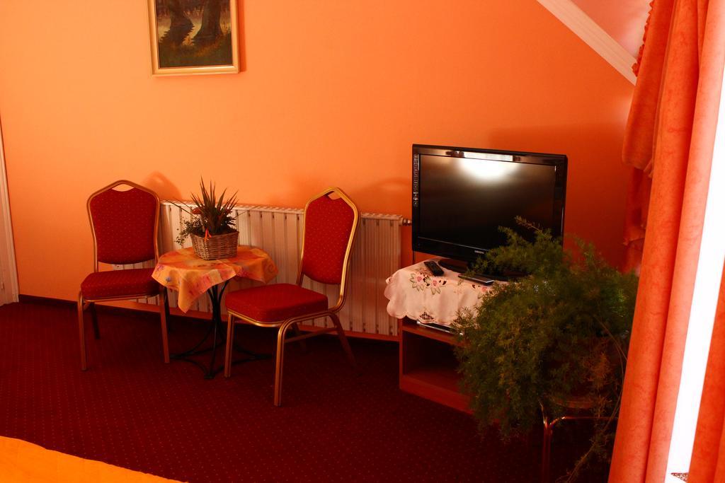 Bed and Breakfast Kálmán Panzió Szeged Esterno foto