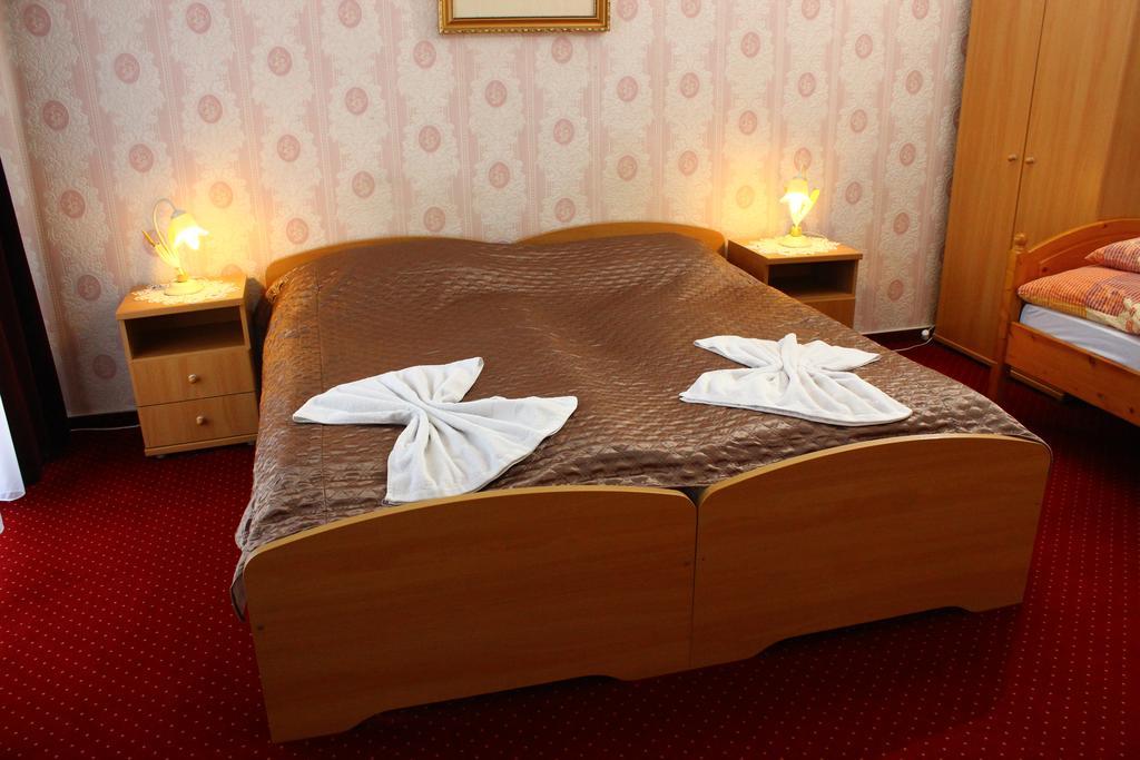 Bed and Breakfast Kálmán Panzió Szeged Esterno foto