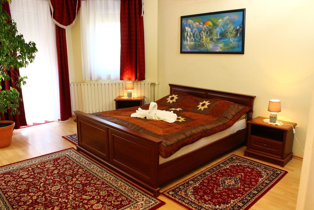 Bed and Breakfast Kálmán Panzió Szeged Esterno foto