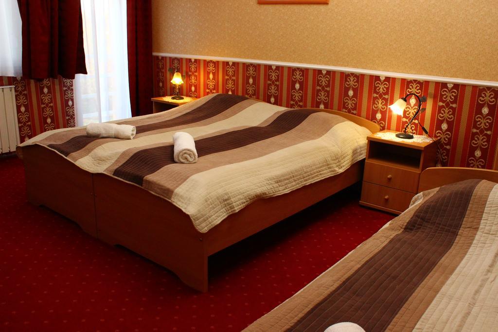 Bed and Breakfast Kálmán Panzió Szeged Esterno foto