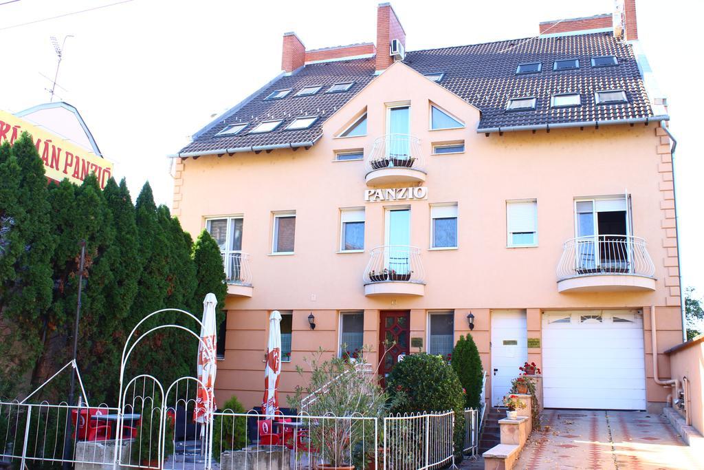Bed and Breakfast Kálmán Panzió Szeged Esterno foto