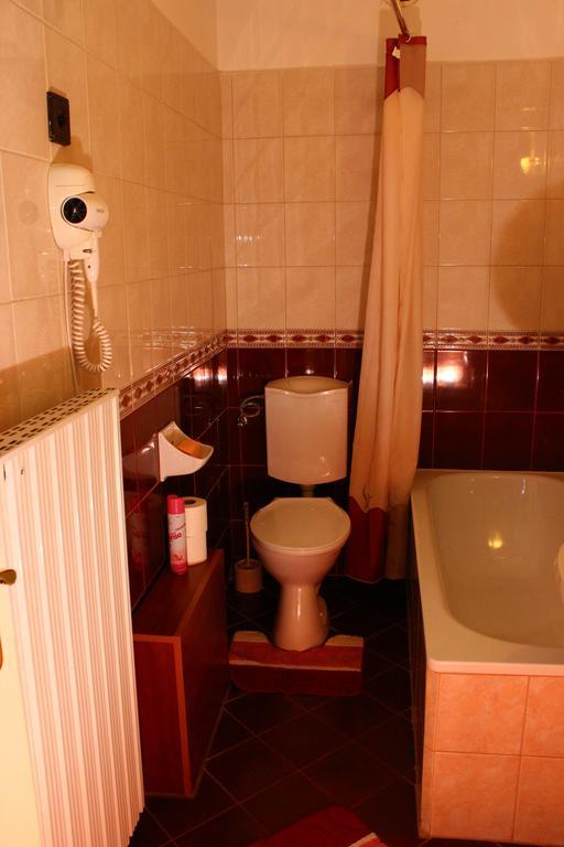 Bed and Breakfast Kálmán Panzió Szeged Esterno foto