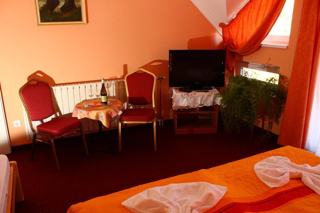 Bed and Breakfast Kálmán Panzió Szeged Esterno foto