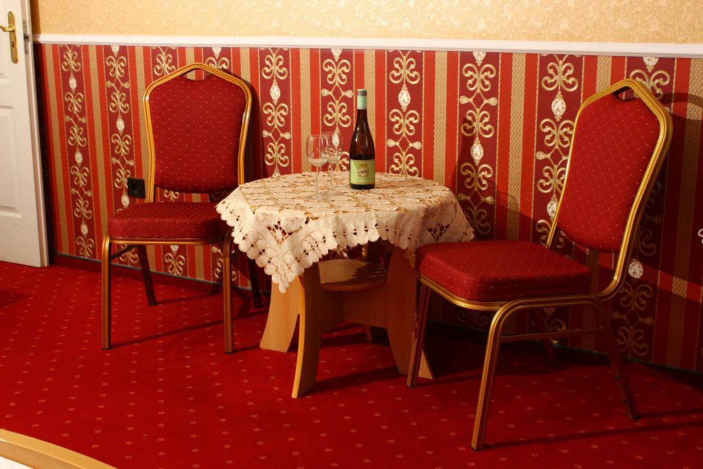 Bed and Breakfast Kálmán Panzió Szeged Esterno foto