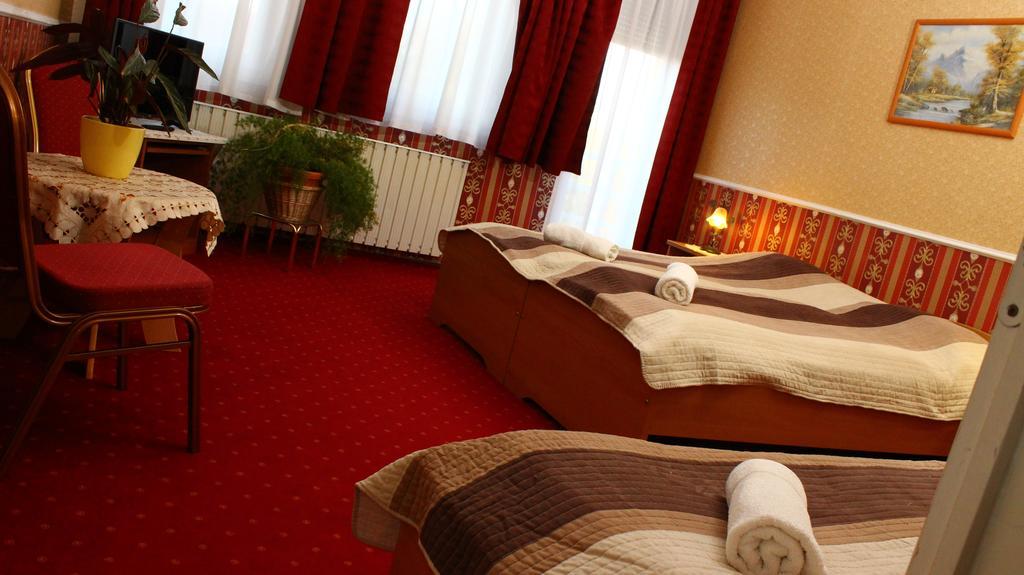 Bed and Breakfast Kálmán Panzió Szeged Esterno foto