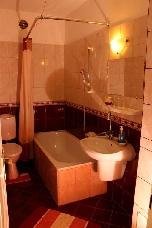 Bed and Breakfast Kálmán Panzió Szeged Esterno foto