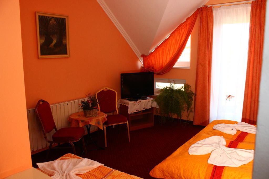 Bed and Breakfast Kálmán Panzió Szeged Esterno foto