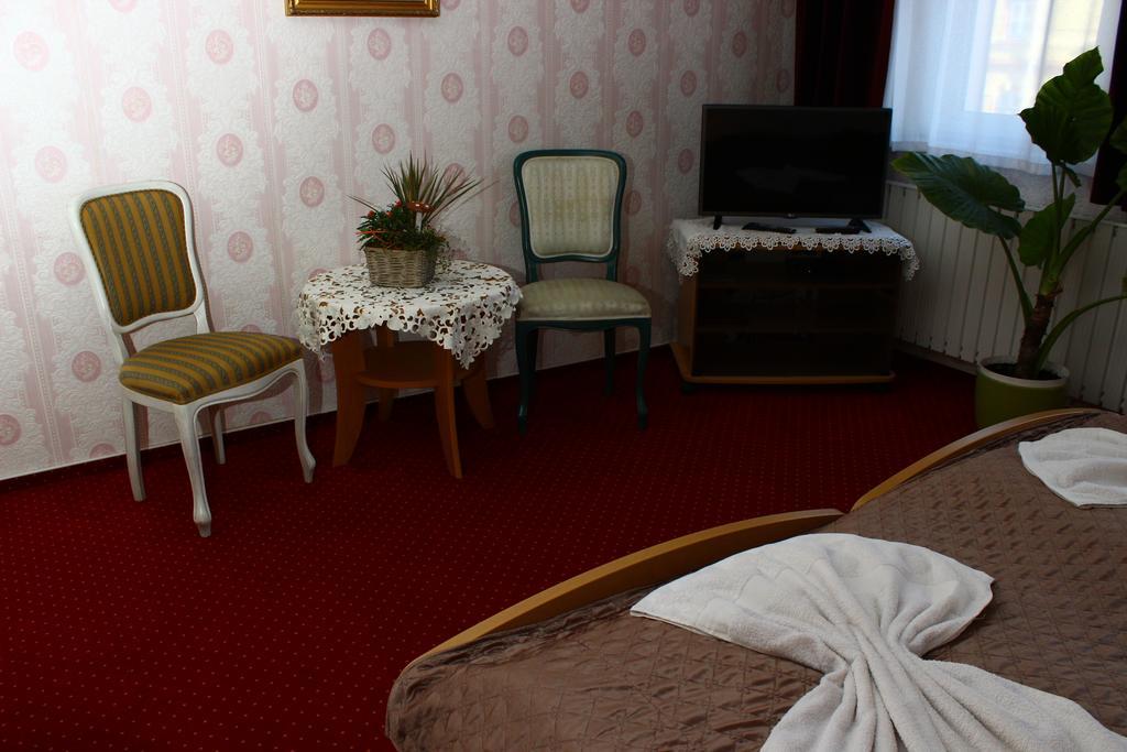 Bed and Breakfast Kálmán Panzió Szeged Esterno foto