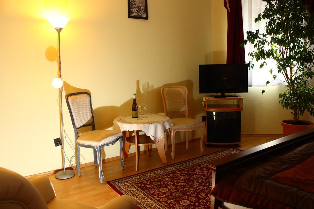 Bed and Breakfast Kálmán Panzió Szeged Esterno foto