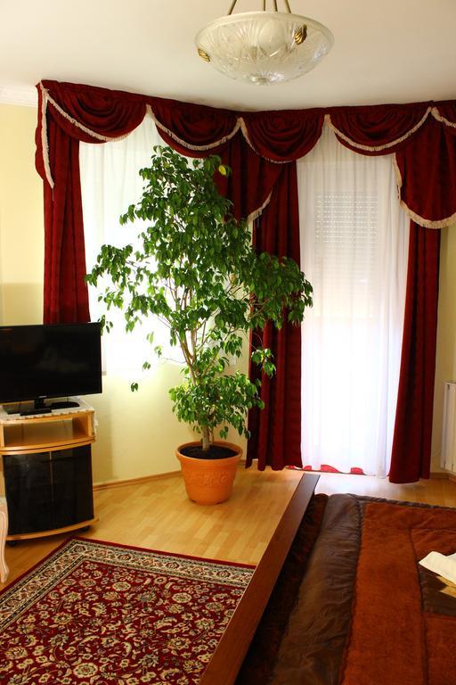 Bed and Breakfast Kálmán Panzió Szeged Esterno foto