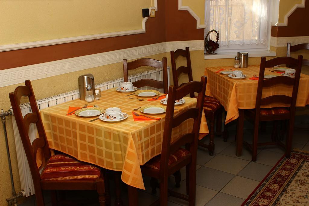 Bed and Breakfast Kálmán Panzió Szeged Esterno foto