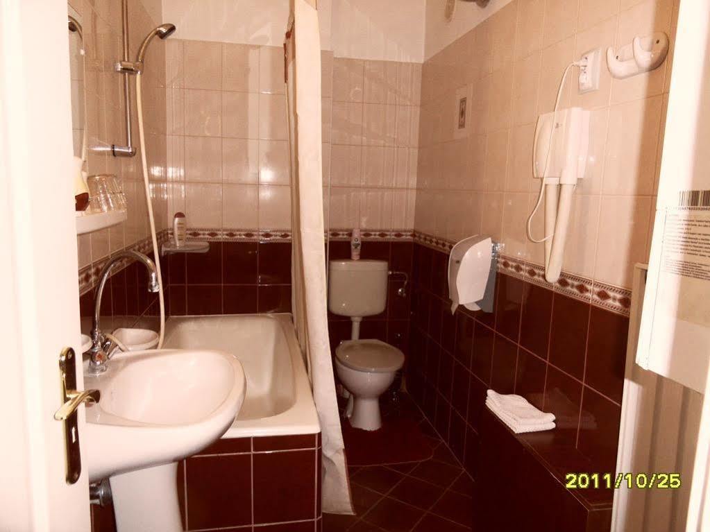 Bed and Breakfast Kálmán Panzió Szeged Esterno foto