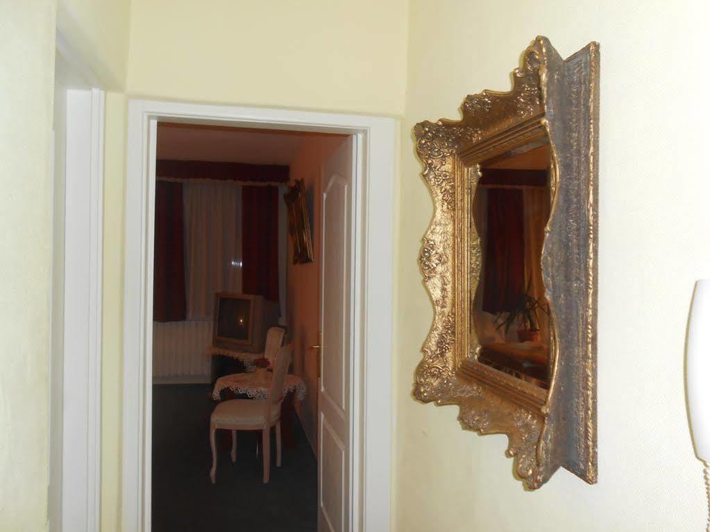 Bed and Breakfast Kálmán Panzió Szeged Esterno foto