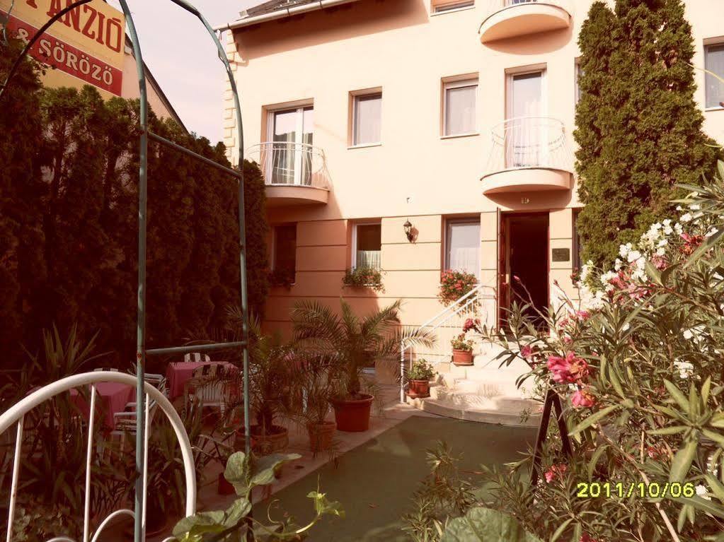 Bed and Breakfast Kálmán Panzió Szeged Esterno foto