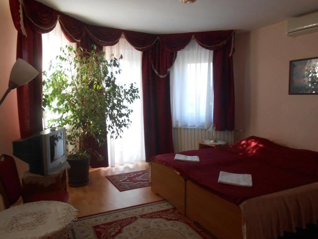 Bed and Breakfast Kálmán Panzió Szeged Esterno foto