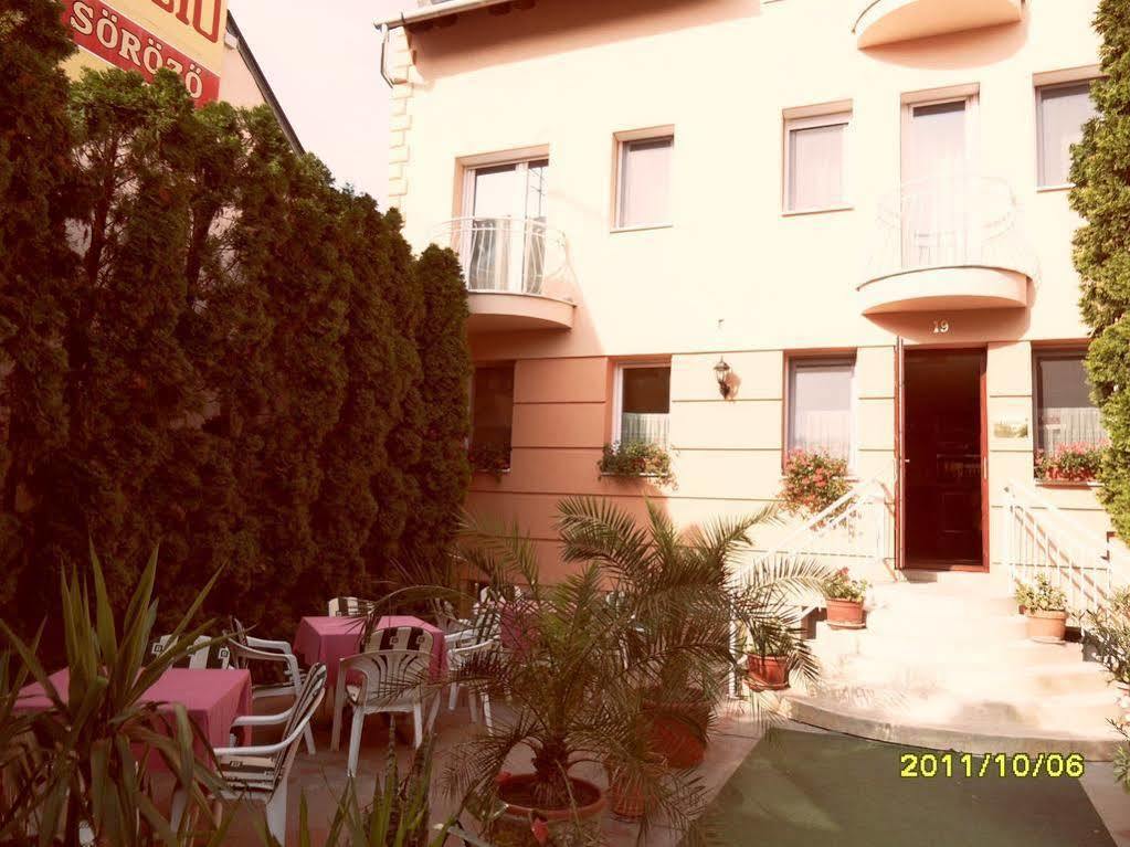Bed and Breakfast Kálmán Panzió Szeged Esterno foto