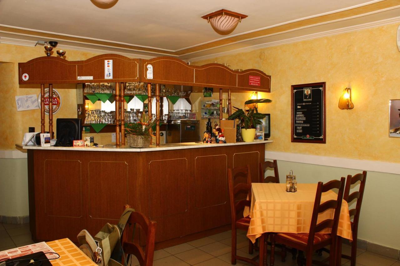 Bed and Breakfast Kálmán Panzió Szeged Esterno foto