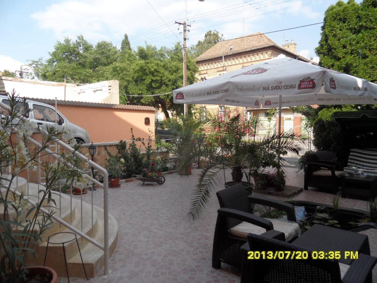 Bed and Breakfast Kálmán Panzió Szeged Esterno foto